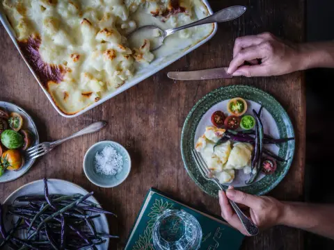 Gratinerad blomkål som blir krämig, gyllene och håller formen