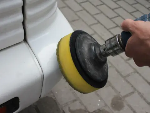 Jak polerować auto, żeby nie uszkodzić lakieru?