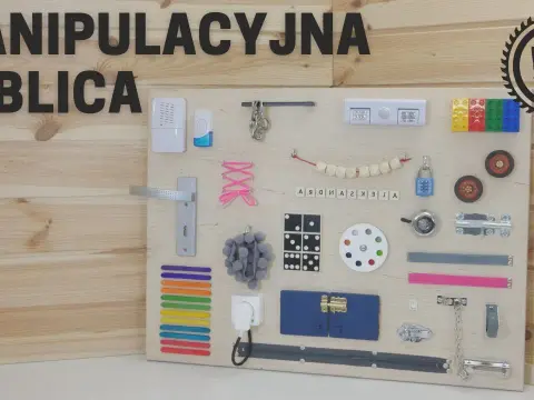 Tablica sensoryczna Montessori: klucz do rozwoju dziecka? Poradnik DIY