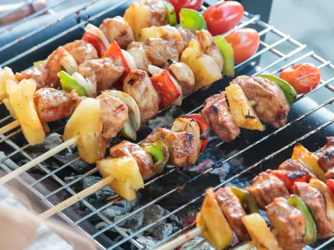 Ile piec szaszłyki na grillu? Sprawdź czasy i rady!