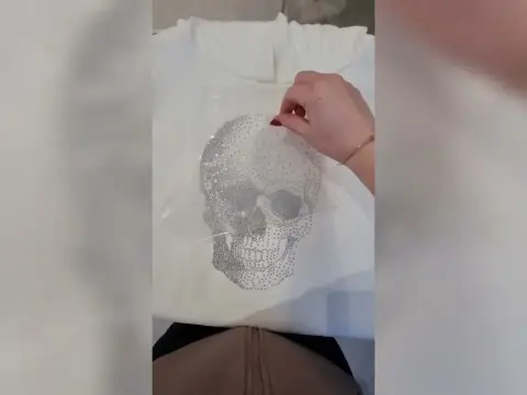 Blask na lata! Jak trwale przykleić kryształki do bluzy?