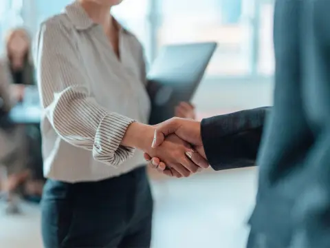 Stretta di mano e attrazione - Cosa comunica davvero?