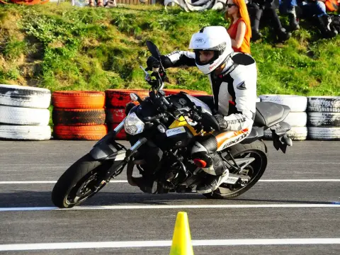 Prawidłowa pozycja na motocyklu. Jak siedzieć i prowadzić pewniej?