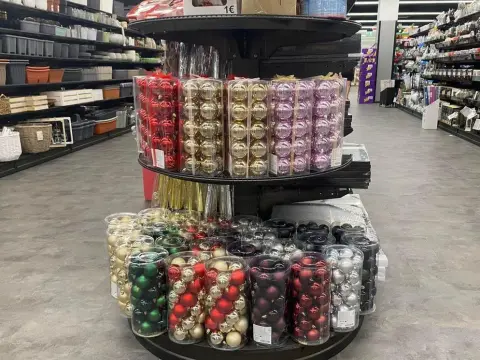 Odkryj, od kiedy ozdoby świąteczne w sklepach zaczynają się pojawiać