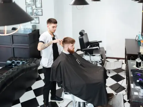 Tani fryzjer męski w Warszawie: gdzie zaoszczędzisz na strzyżeniu