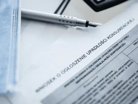 Czy upadłość konsumencka wstrzymuje egzekucję komorniczą? Sprawdź!