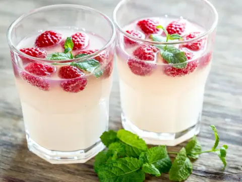 Prosecco z malinami - prosty przepis na letni aperitif