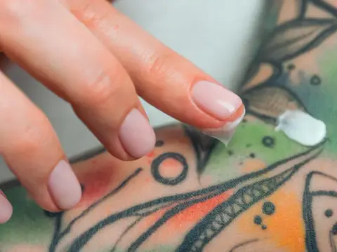 Tatouage infecté - signes, soins et quand consulter