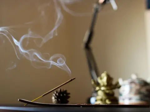 Incienso en casa - lo que respiras y cómo reducir el humo