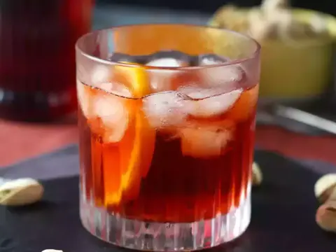 Klasyczne Negroni w domu - proporcje, składniki i warianty