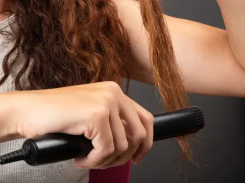 Jak zrobić loki prostownicą? Prosty przewodnik krok po kroku