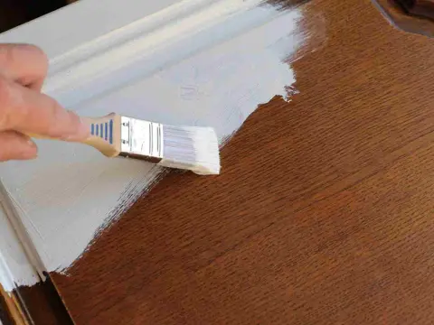 Cómo pintar una puerta de madera exterior y lograr un acabado duradero