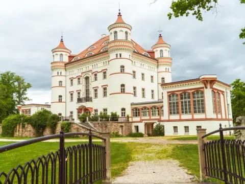 Pałac Łomnica - Zamek, muzeum i park. Jak zwiedzać?