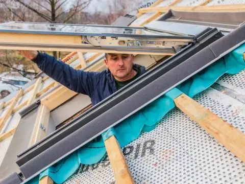 Jak zamontować okna dachowe: uniknij najczęstszych błędów i kosztów