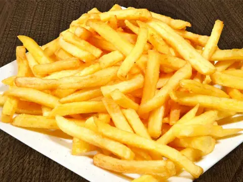 Jak są frytki po angielsku? Odkryj różnice między chipsami a fries