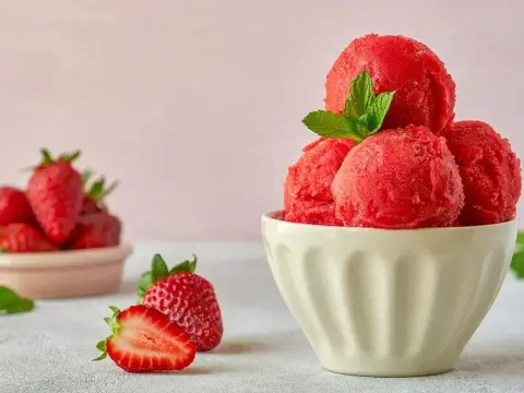 Sorbet truskawkowy: Sekret idealnej konsystencji (z maszynką i bez!)