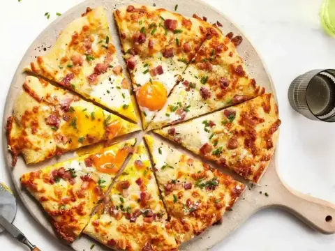 Pizza Carbonara - przepis, który działa. Uniknij błędów!