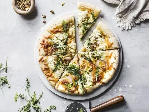 Ile waży pizza 30 cm? Zaskakujące różnice w wadze i dodatkach