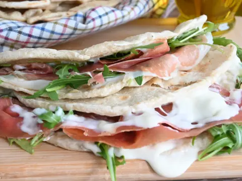 Ricetta piadina veloce - morbida, economica e pronta in pochi minuti