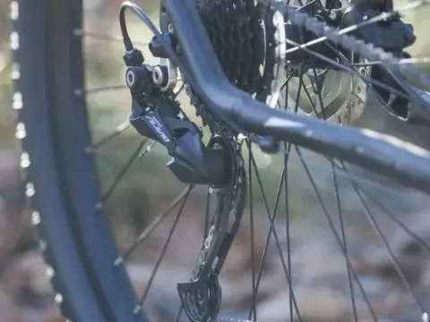 Jak wyregulować tylną przerzutkę w rowerze i uniknąć problemów z shiftingiem
