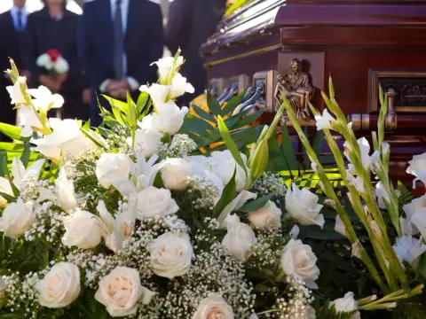 Jakie kwiaty na pogrzeb dziecka? Wybierz najpiękniejsze i delikatne aranżacje