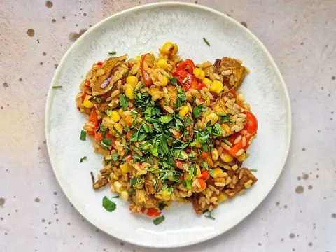 Ile kalorii ma risotto z kurczakiem i warzywami? Sprawdź, co wpływa na kaloryczność