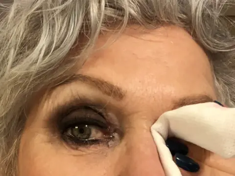 Ta bort vattenfast mascara utan att slita på fransarna