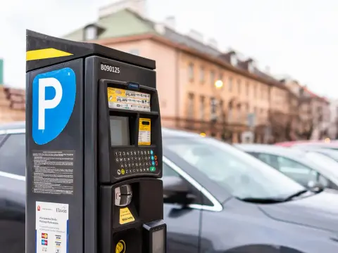 Ile zapłacisz za parkowanie na chodniku? Mandaty i kary w Polsce