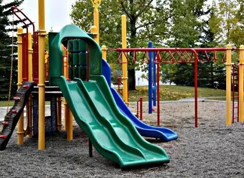 O ile większa jest powierzchnia placu zabaw dla dzieci szkolnych?
