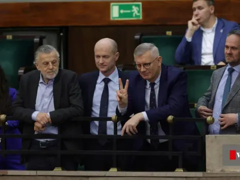 Myślę, że najlepszym tytułem meta, który spełnia wszystkie kryteria, będzie: Lex Tusk: Kontrowersje, cele i polityczny pat wokół ustawy
