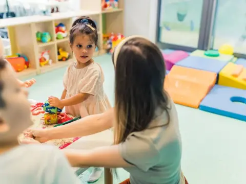 Na ile godzin 3 latek do przedszkola? Odkryj najlepsze rozwiązania