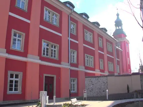 Długi Dom i Cieplice: Jakie są opinie gości i co warto wiedzieć o uzdrowisku