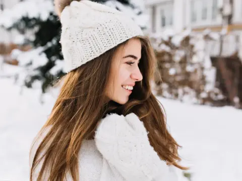Jak się nazywają modne czapki? Poznaj najpopularniejsze style i trendy