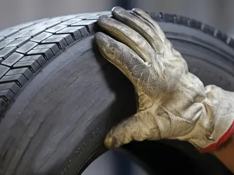 Co to są opony bieżnikowane i dlaczego warto je wybrać?
