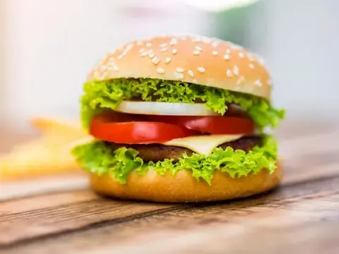 Ile waży idealny burger? Sprawdź wagę i kalorie