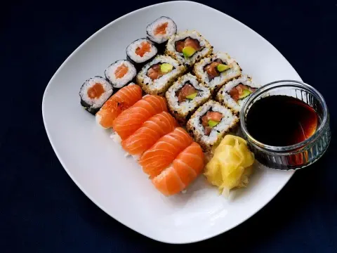 Ile sushi na osobę? Zamów idealną ilość i uniknij błędów!