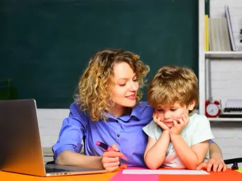 Podstawa prawna zatrudnienia nauczyciela wspomagającego: Co musisz wiedzieć