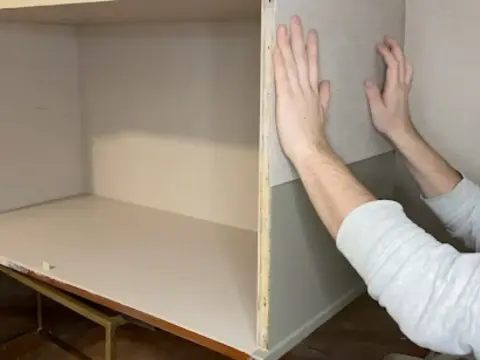 Naprawa okleiny meblowej: odnów meble krok po kroku!