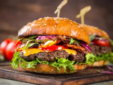 Burger z czym - odkryj najlepsze dodatki, które zmienią smak!