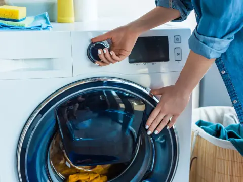 W jakiej temperaturze prać bieliznę? Poradnik krok po kroku