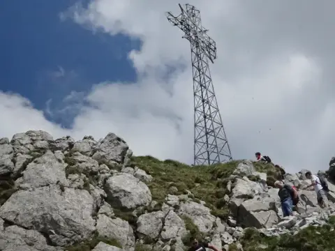 Czemu na Giewoncie jest krzyż? Historia i znaczenie symbolu