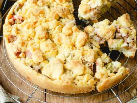 Rhabarberkuchen mit Streuseln - Saftig backen ohne Durchweichen