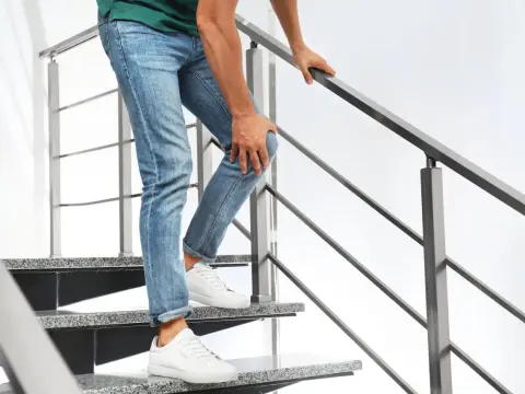 Treppen nach unten schmerzen - woran es liegt und was hilft