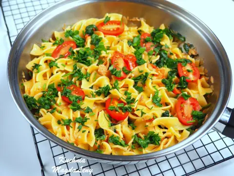 Spaghetti z łososiem i szpinakiem: przepis na sukces w 30 minut