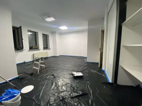 Ile kosztuje malowanie? Poznaj ceny i ukryte wydatki na usługi malarskie