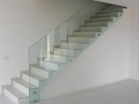 Jakie szkło na balustrady wewnętrzne wybrać? Porównanie typów, zalet i praktycznych wskazówek