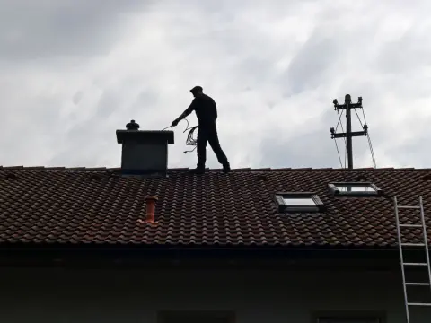 Ile zapłacisz za wizytę kominiarza? Cennik usług w Polsce