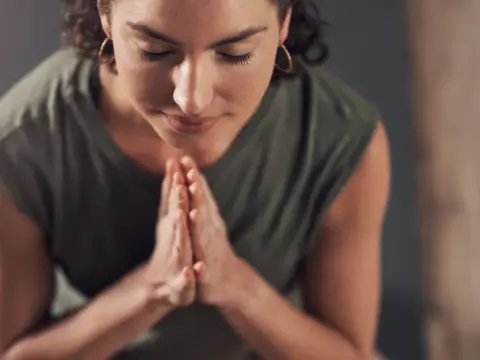 Co znaczy namaste w jodze? Odkryj jego głębokie znaczenie i symbolikę
