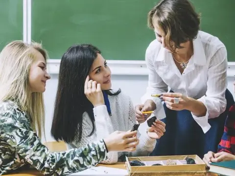 Pedagog szkolny: Kluczowe zadania i rola w edukacji uczniów