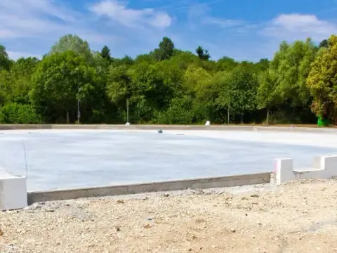 XPS pod płytę fundamentową: jak prawidłowo zaizolować fundament